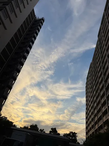 高楼と空が描く夕景