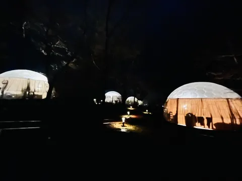 闇夜に浮かぶ謎のドーム群