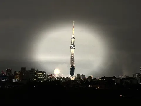 夜空に光るタワーと花火の競演