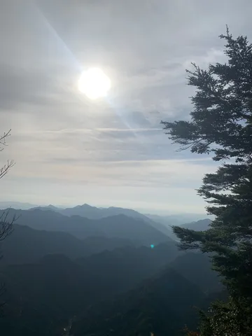 光と山影の静かな刻