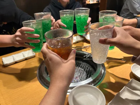 乾杯！緑のドリンクで統一感◎