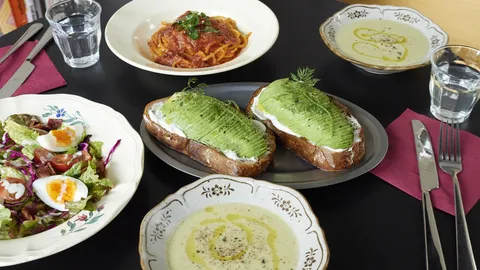 彩り豊かな食卓、バランスの取れたランチ