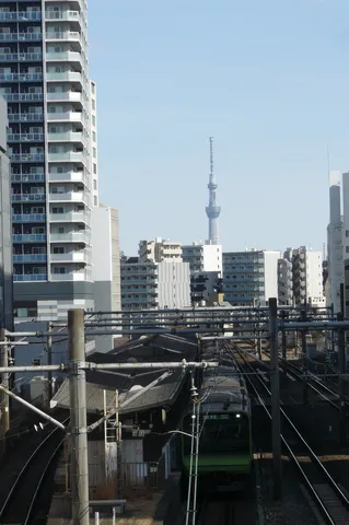 線路の先に立つ、街の塔