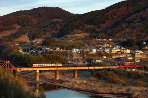 山間の集落を走る列車