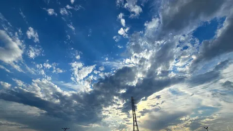 鉄塔と雲のコントラスト