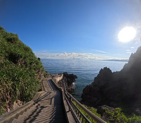 光と海を結ぶ階段道