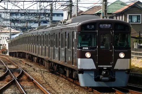 街を抜ける茶色い通勤電車