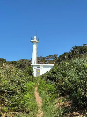風と草むらの灯台