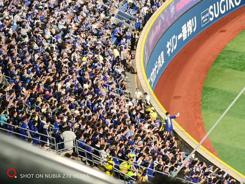 青き群衆の熱き調べ