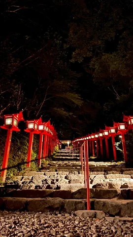 灯籠が照らす夜の階段