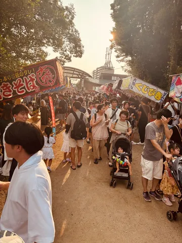 活気あふれる夕暮れの屋台道