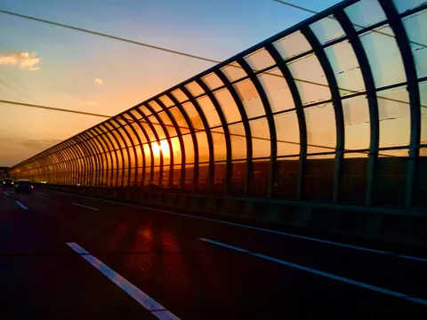 夕暮れハイウェイの光のトンネル