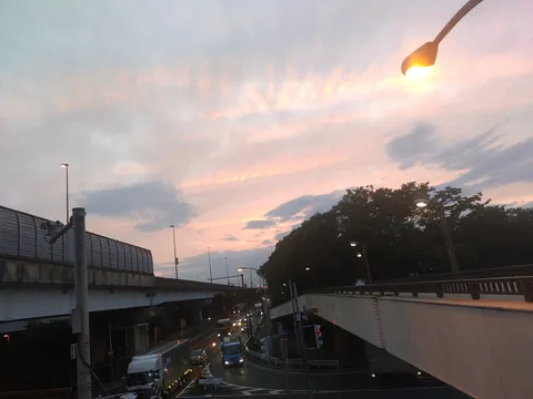 夕暮れ時、都会の風情