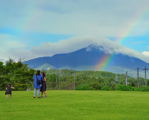 虹と山の優しい眺め