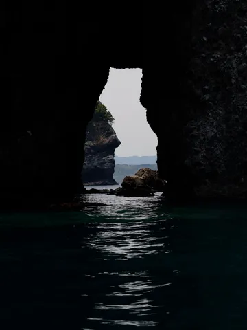 洞窟から覗く、神秘の海。