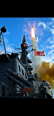 艦船から放たれる、青空を切り裂く一閃