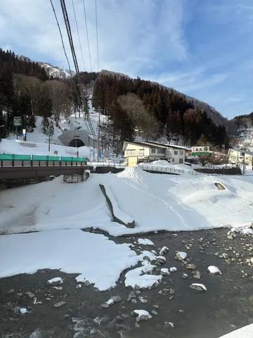 雪解けの川とトンネルの静寂