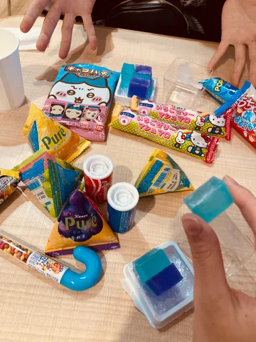 カラフルなお菓子の小さな箱庭