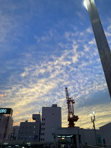 空とクレーンのコントラスト