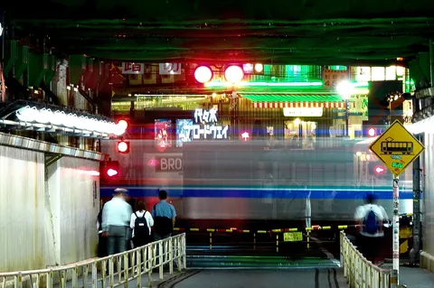 夜の交差点を駆け抜ける光