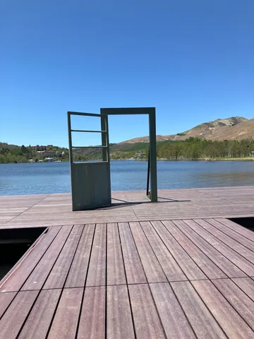 風と水の間の静かな門