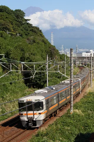 山と雲、鉄路の彼方