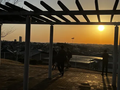 茜色の空と影の道