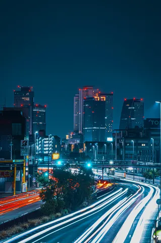 夜を駆ける光の街