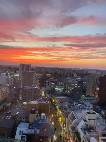 茜色の空と街の灯り