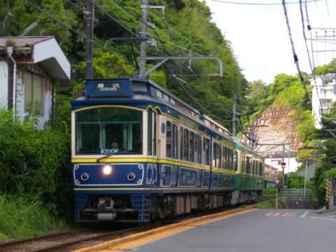 緑に包まれたローカル線の旅