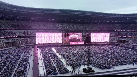スタジアムを彩る光の海