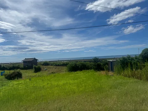 夏の終わりの潮風と空