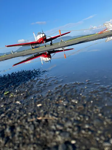 水面に映るプロペラ機