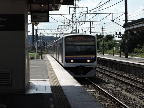 ホームに佇む電車と陽光
