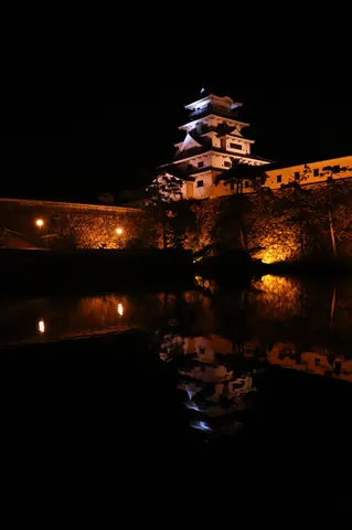 夜空に浮かぶ城の灯り