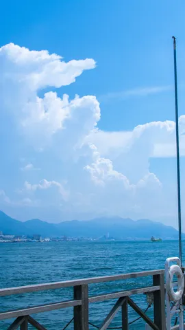 広がる空と海、港の風景