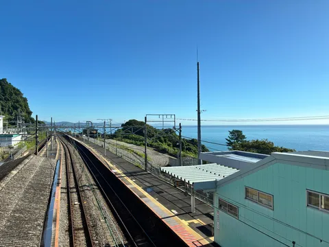 海と線路の青い刻印