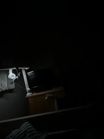 闇の中の静かな作業空間