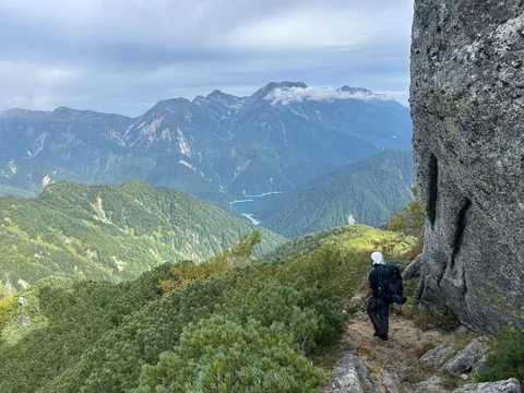 絶景広がる山道の一歩