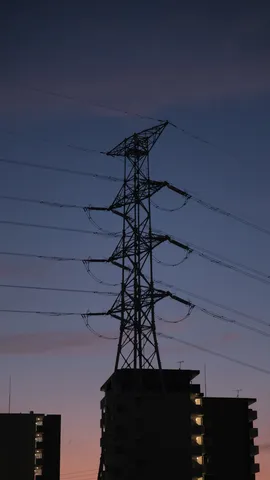 街灯りの灯る夜景、電線のシルエット