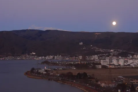 湖越しの街、満月を望む