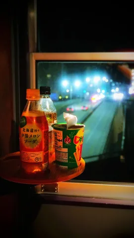 夜の窓辺に灯る小さな旅