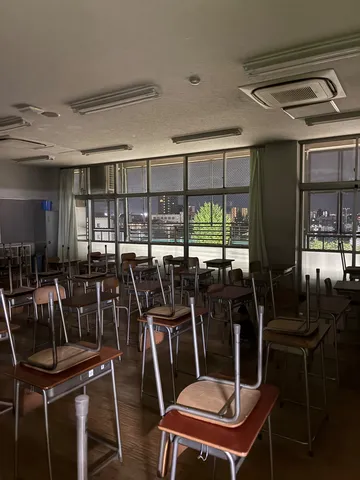 夜の教室に漂う静寂
