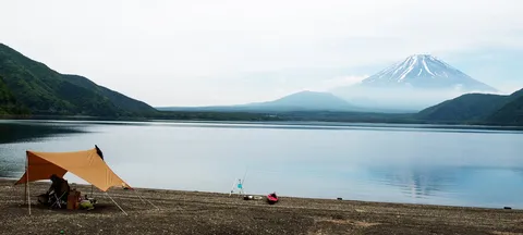 富士を望む湖畔でのんびりキャンプ