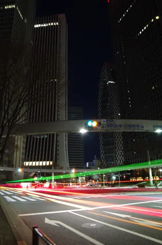 疾走する夜景、都会の光跡