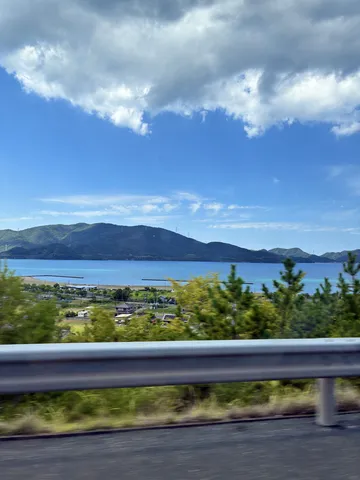 車窓から眺める海岸風景