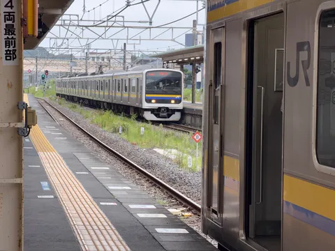 ホームに響く列車の軌跡