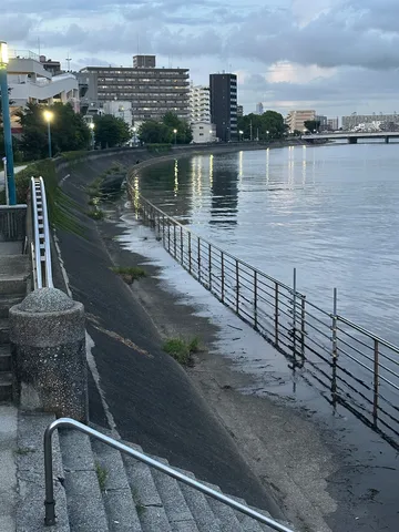 夕暮れ、川沿いの静かな散歩道