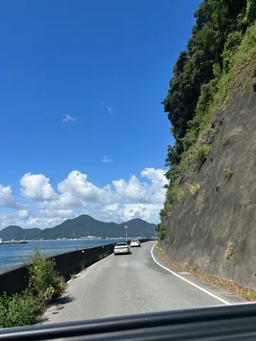 海辺の道に吹く風の色