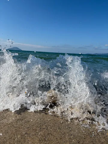 白泡が踊る浜辺の瞬間